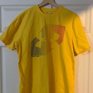 Under Armour t-shirt yellow large loose fit